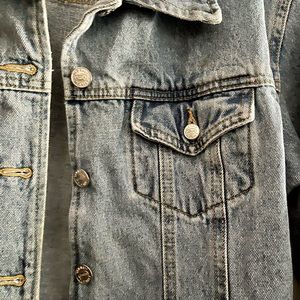 Cute vintage jean jacket from the 80’s!